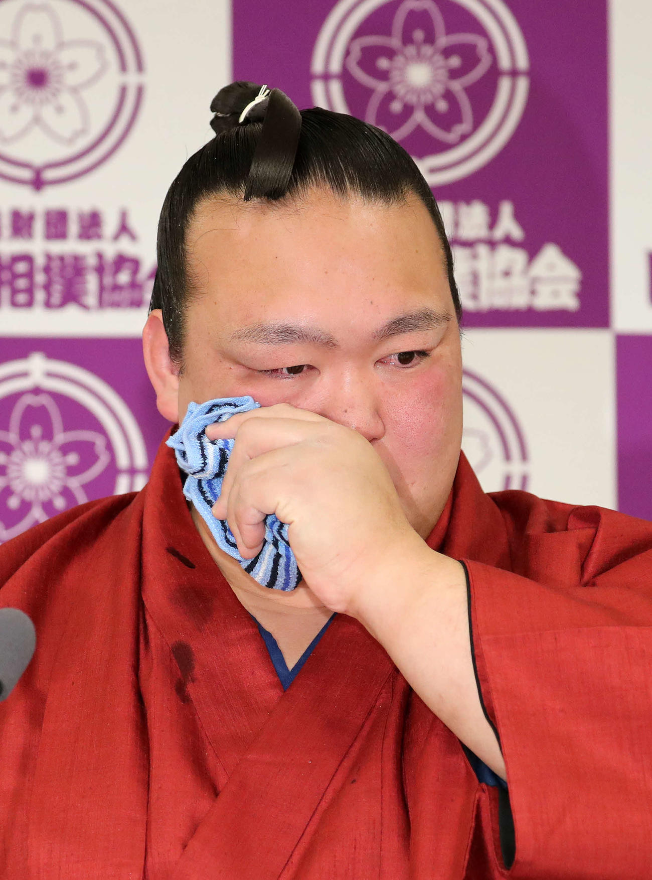 2019年1月16日、引退会見で涙を拭う稀勢の里
