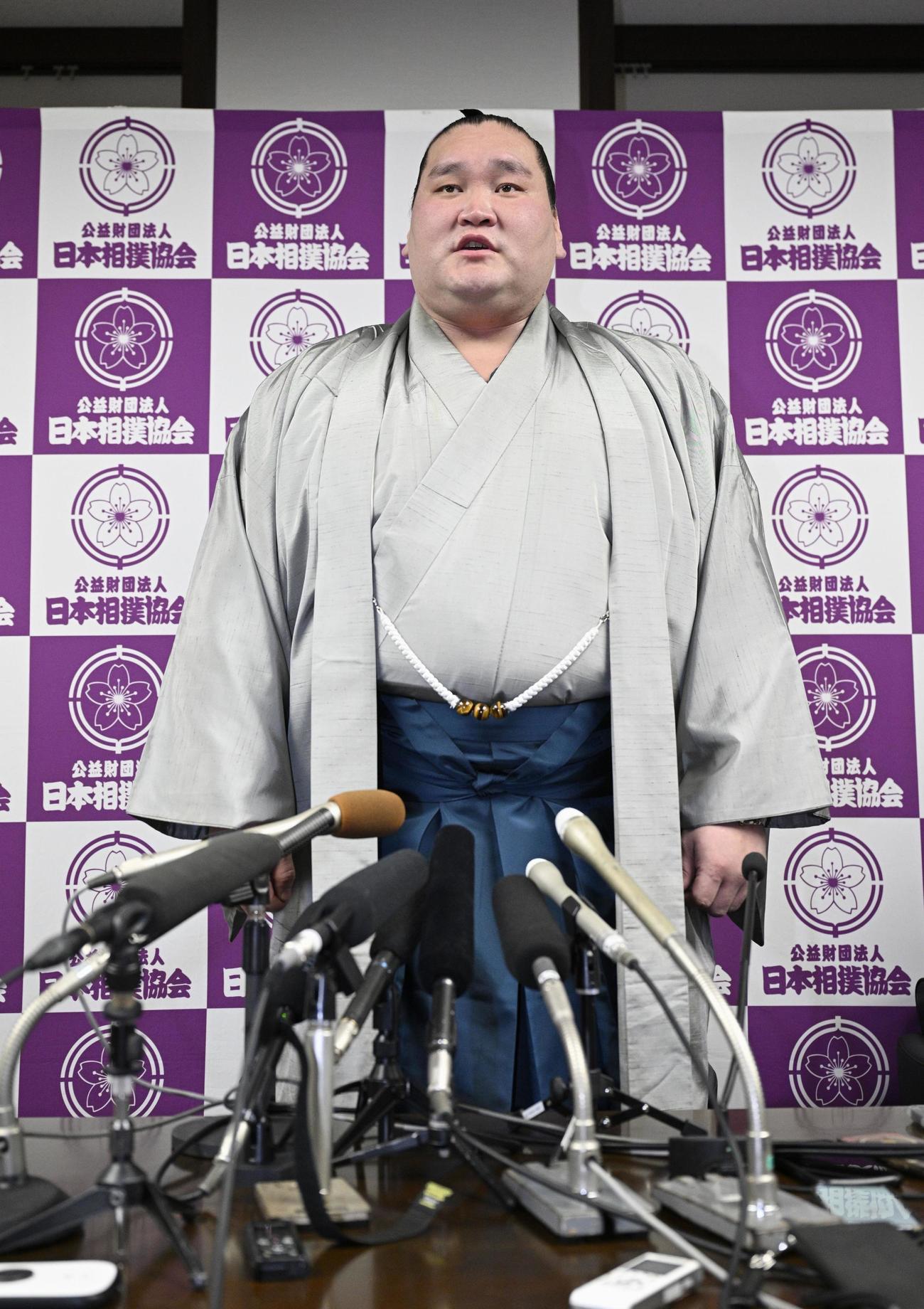 現役引退の記者会見をする横綱照ノ富士（共同）