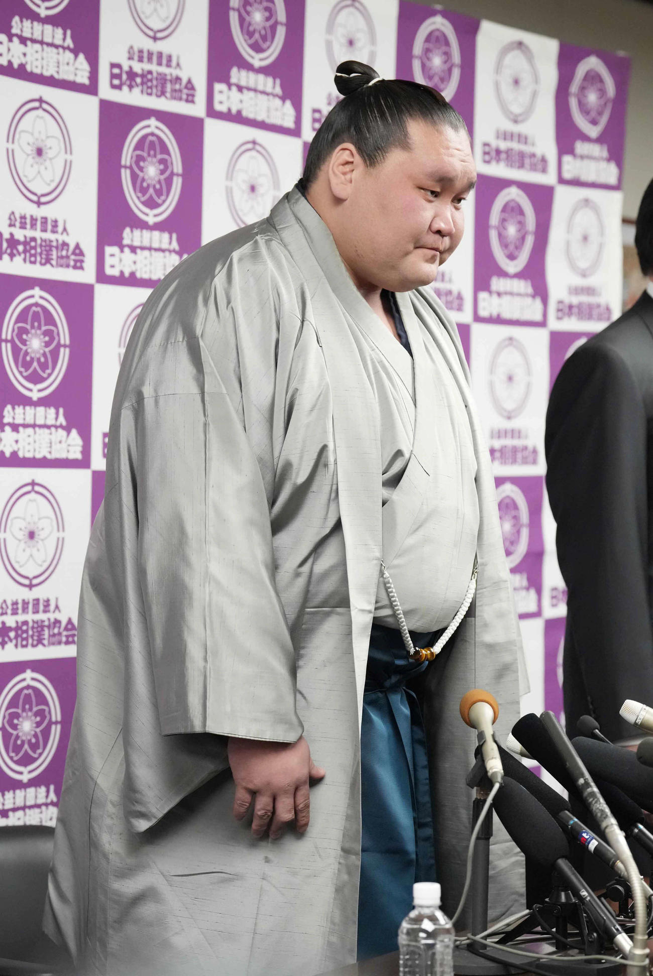 引退会見であいさつする元横綱照ノ富士（撮影・小沢裕）