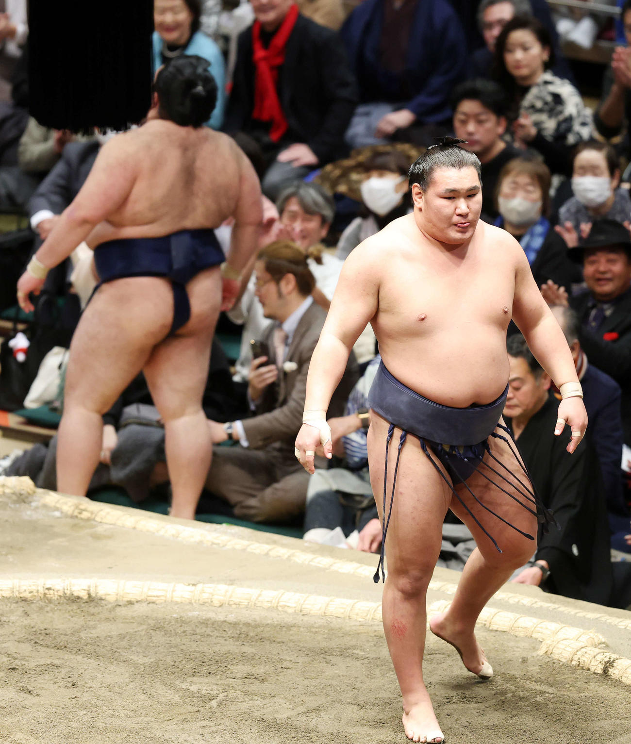 豪ノ山（左）を送り出しで破る豊昇龍（撮影・鈴木正人）