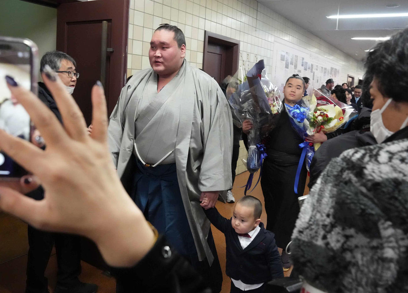 引退会見を終えた元横綱照ノ富士は長男照務甚（てむじん）くんを引き連れあいさつまわりに出掛ける（撮影・小沢裕）