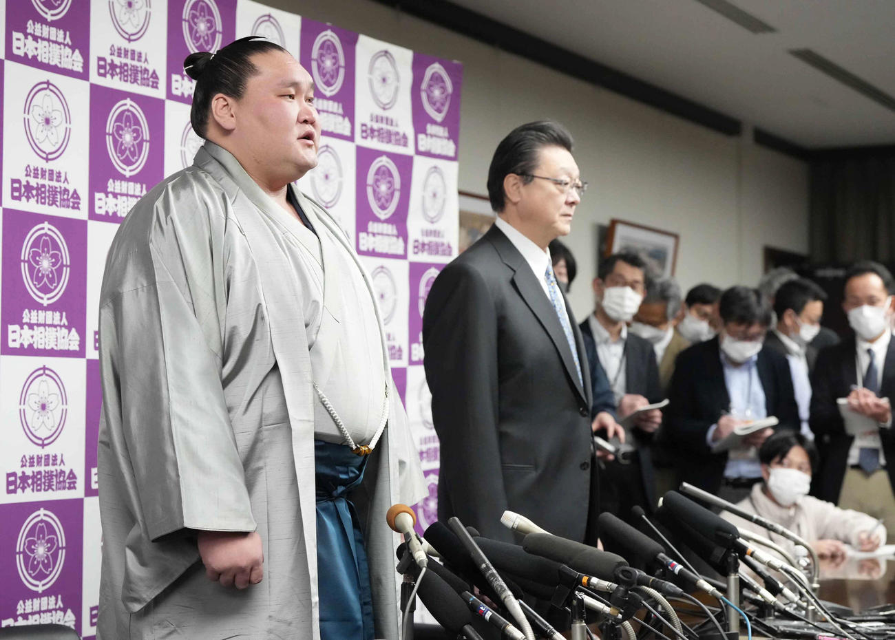 引退会見であいさつする元横綱照ノ富士。右は師匠の伊勢ケ浜親方（撮影・小沢裕）