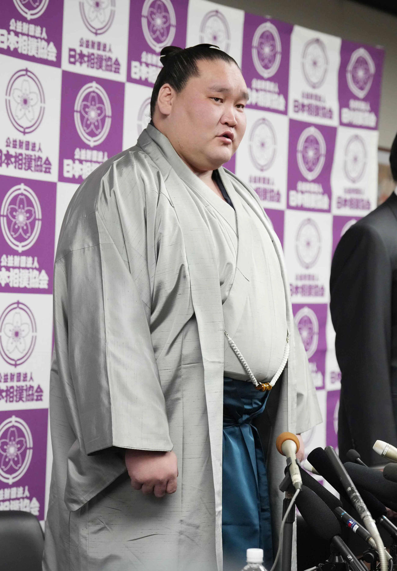 引退会見であいさつする元横綱照ノ富士（撮影・小沢裕）