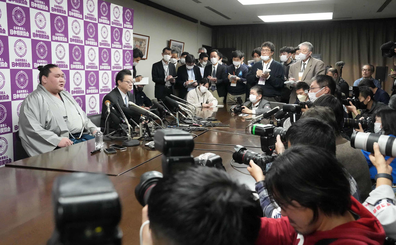 元横綱照ノ富士の隠退会見には大勢の報道陣が詰め掛けた。右奥は師匠の伊勢ケ浜親方（撮影・小沢裕）