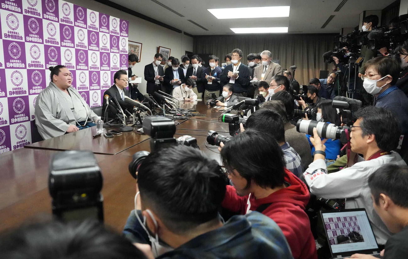 元横綱照ノ富士の引退会見には大勢の報道陣が詰め掛けた。右奥は師匠の伊勢ケ浜親方（撮影・小沢裕）