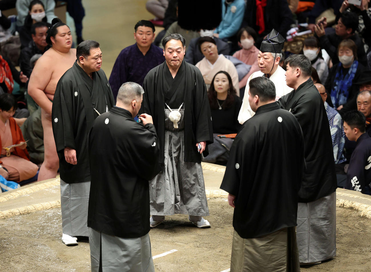 琴桜と熱海富士の一番で物言いが付き協議する審判団、中央は朝日山親方（撮影・鈴木正人）