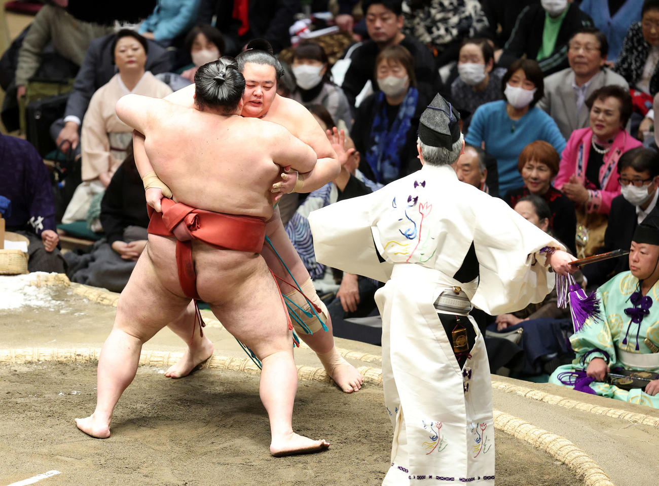 琴桜と熱海富士の一番で決着前に手を挙げる朝日山親方に反応し軍配を上げる式守伊之助（右）（撮影・鈴木正人）