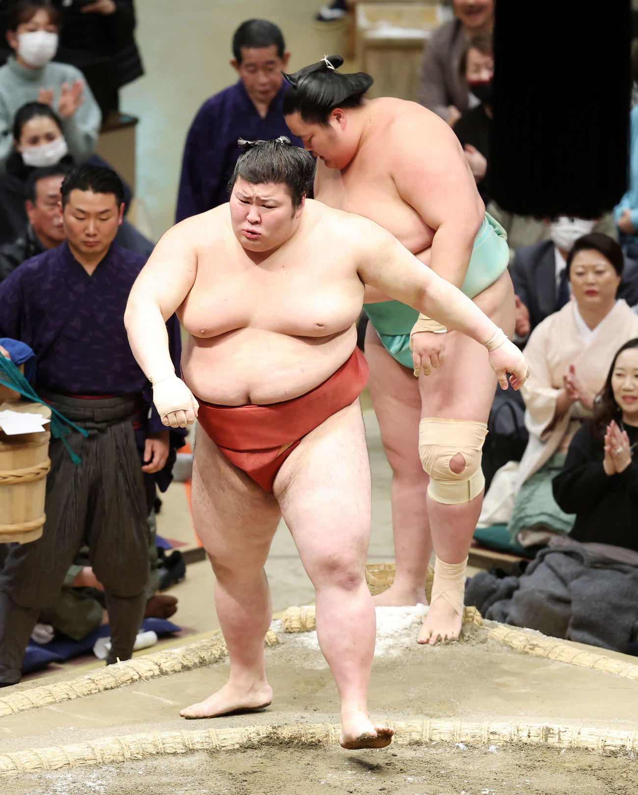 琴桜（後方）をきめ出しで破った熱海富士（撮影・鈴木正人）