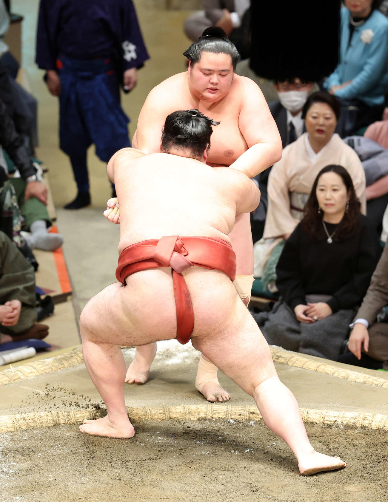 熱海富士（手前）をきめ出しで敗れた琴桜（撮影・鈴木正人）