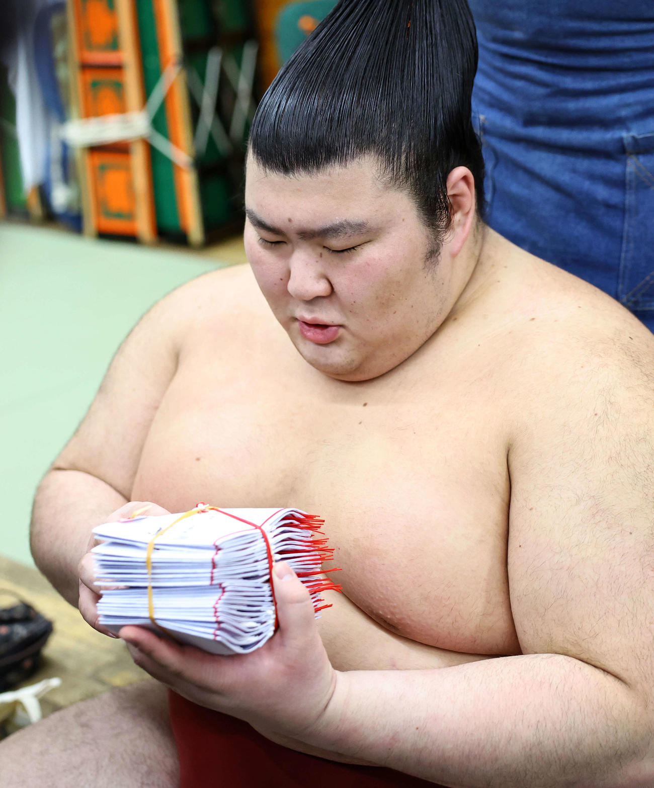 懸賞金の束を見つめる熱海富士