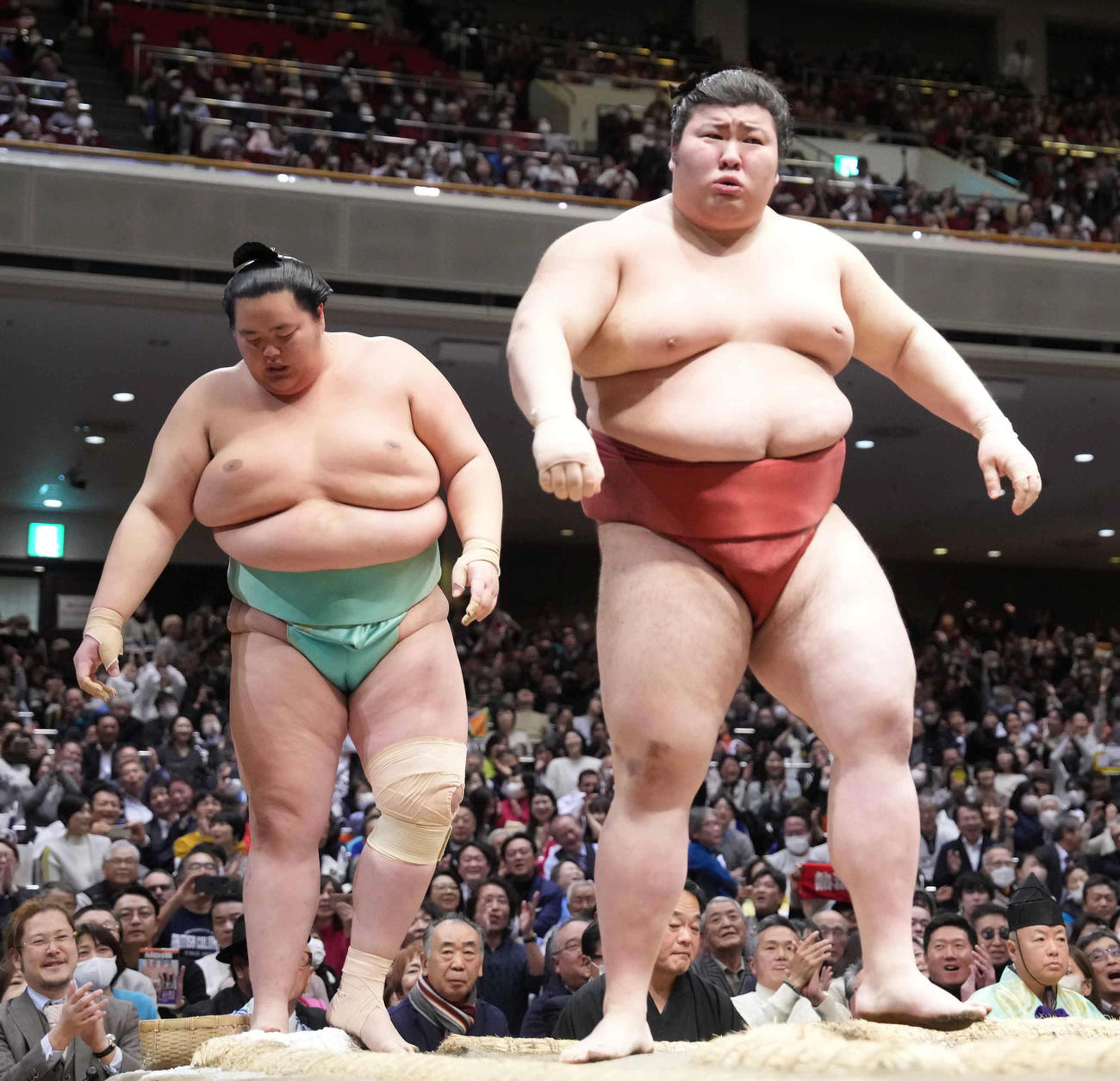 熱海富士（右）はきめ出しで琴桜を破る（撮影・小沢裕）