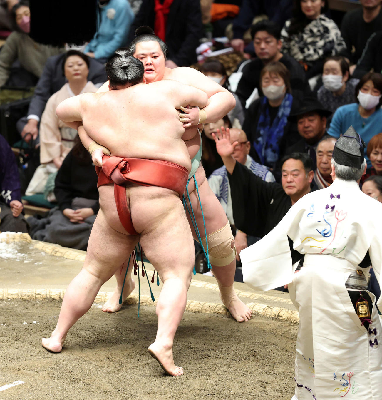 琴桜と熱海富士の一番で決着前に手を挙げる朝日山親方（後方）（撮影・鈴木正人）