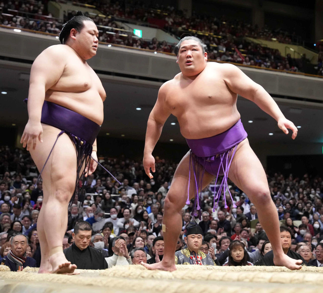 美ノ海（左）を寄り切りで破る尊富士（撮影・小沢裕）