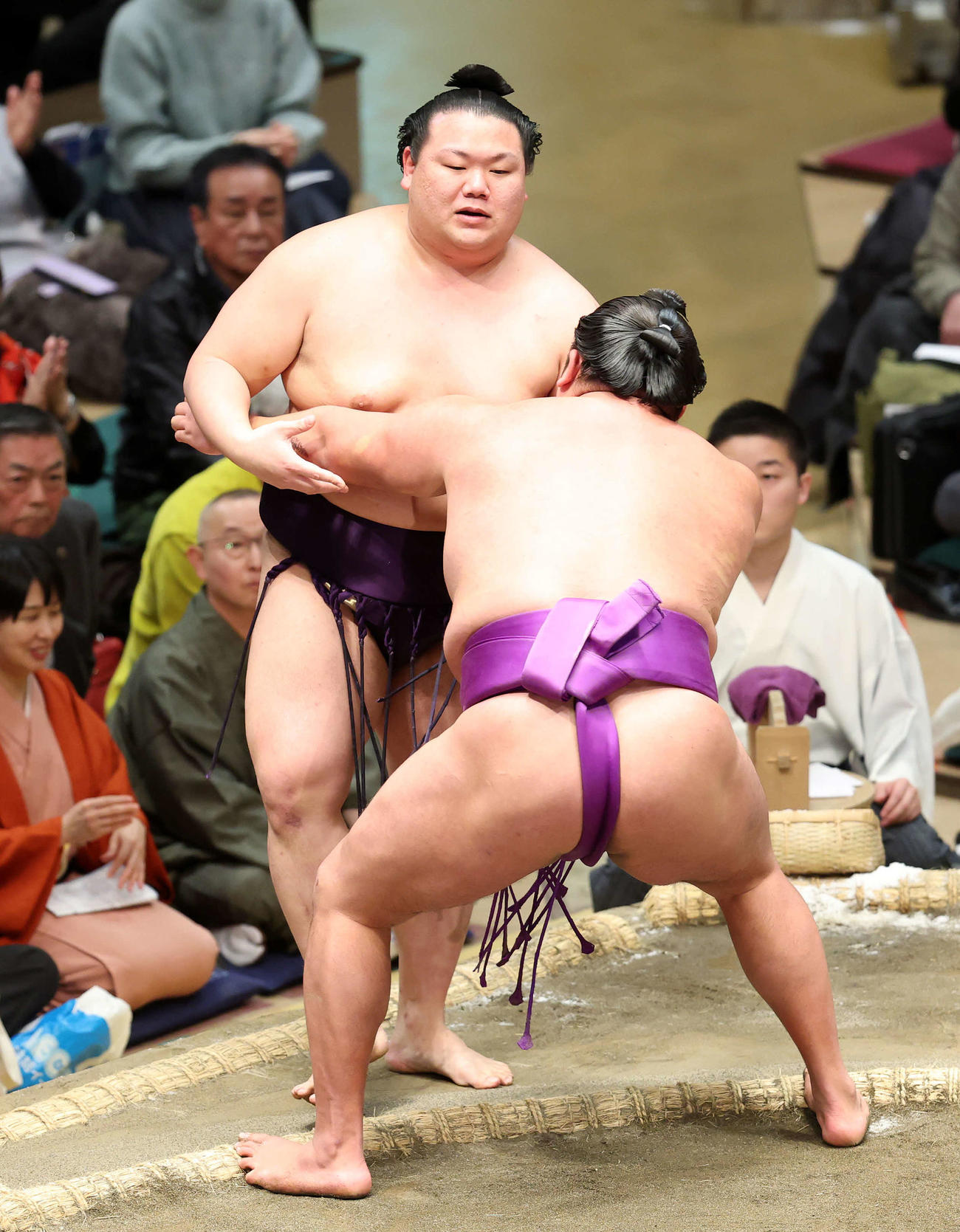 美ノ海（後方）を寄り切りで破る尊富士（撮影・鈴木正人）