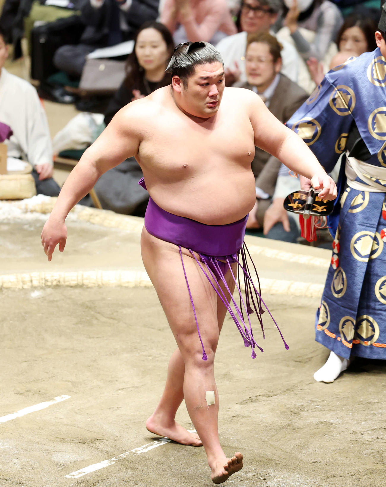 美ノ海を寄り切りで破った尊富士（撮影・鈴木正人）