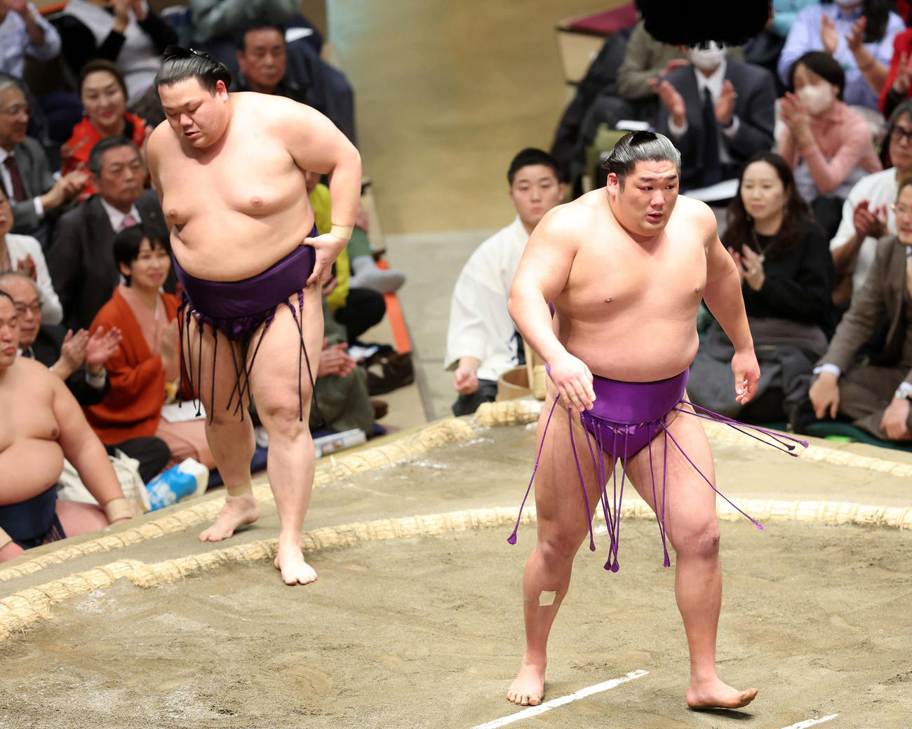 美ノ海（左）を寄り切りで破った尊富士（撮影・鈴木正人）