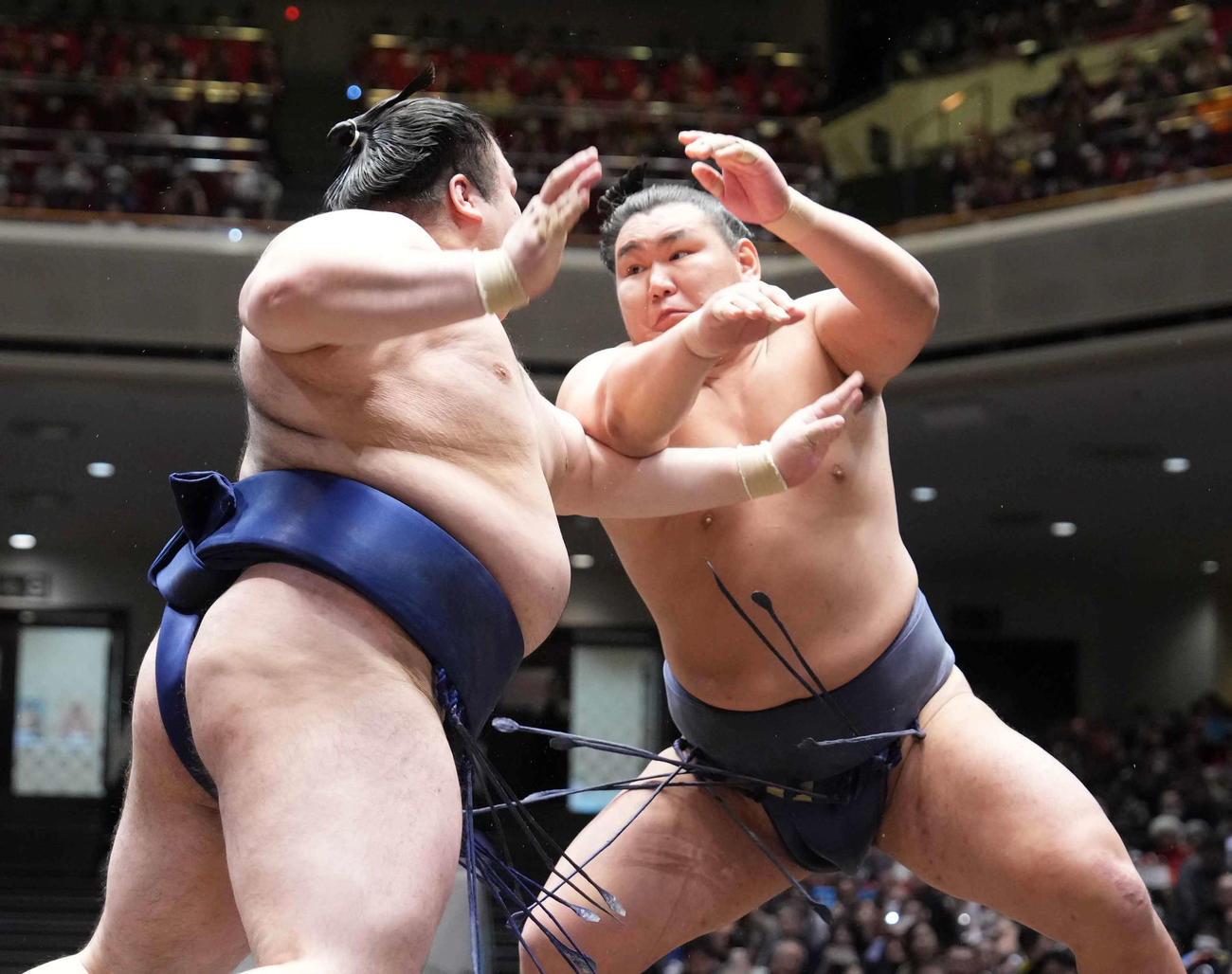 立合いで豪ノ山（左）を攻める豊昇龍（撮影・小沢裕）
