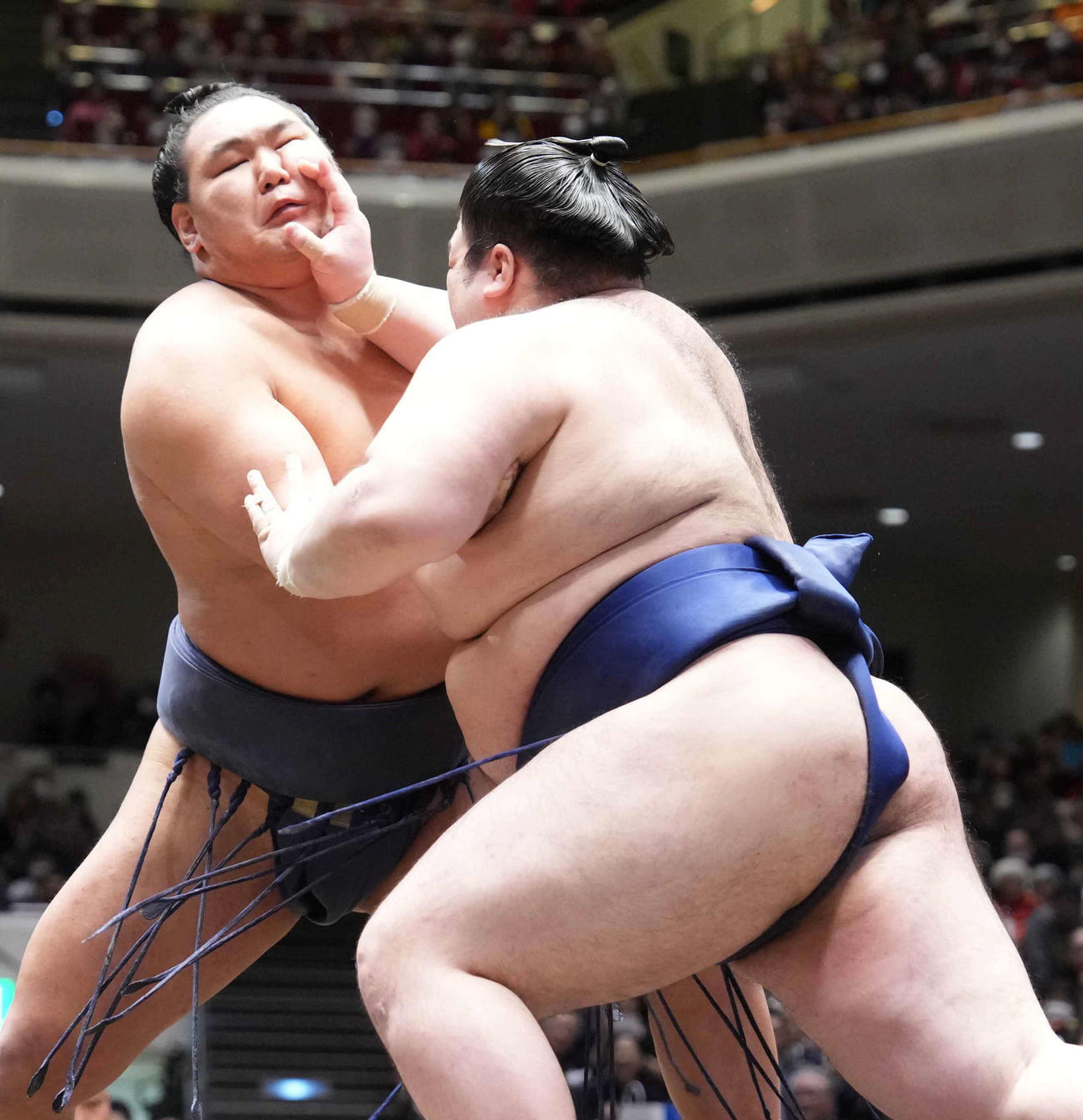 豪ノ山（右）の攻めをこらえる豊昇龍（撮影・小沢裕）