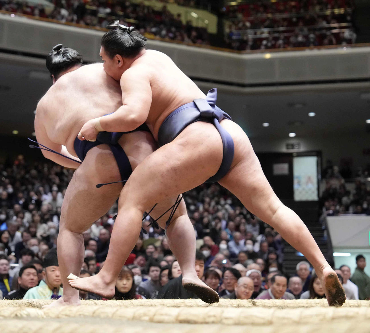 豪ノ山（左）を送り出しで破る豊昇龍（撮影・小沢裕）