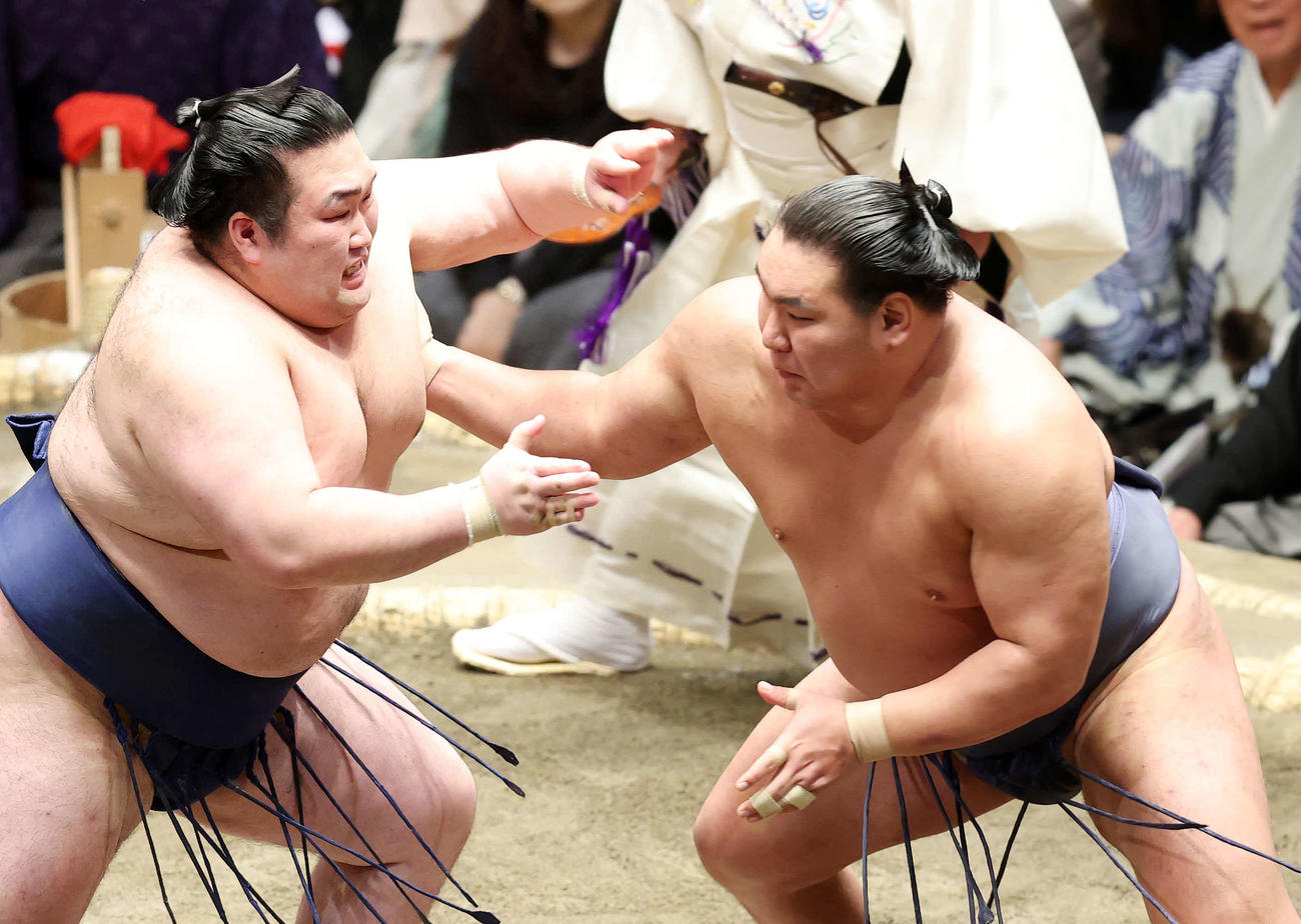豪ノ山（左）を攻める豊昇龍（撮影・鈴木正人）