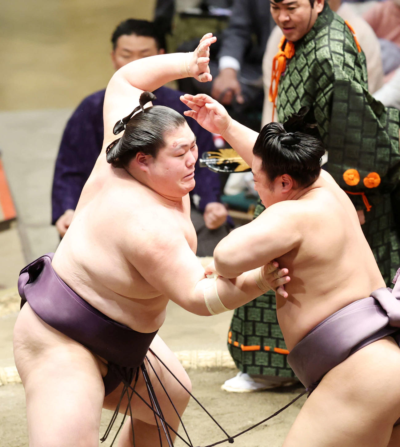 翔猿（右）を攻める王鵬（撮影・鈴木正人）