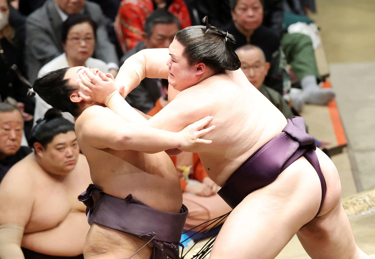 翔猿（左）を攻める王鵬（撮影・鈴木正人）