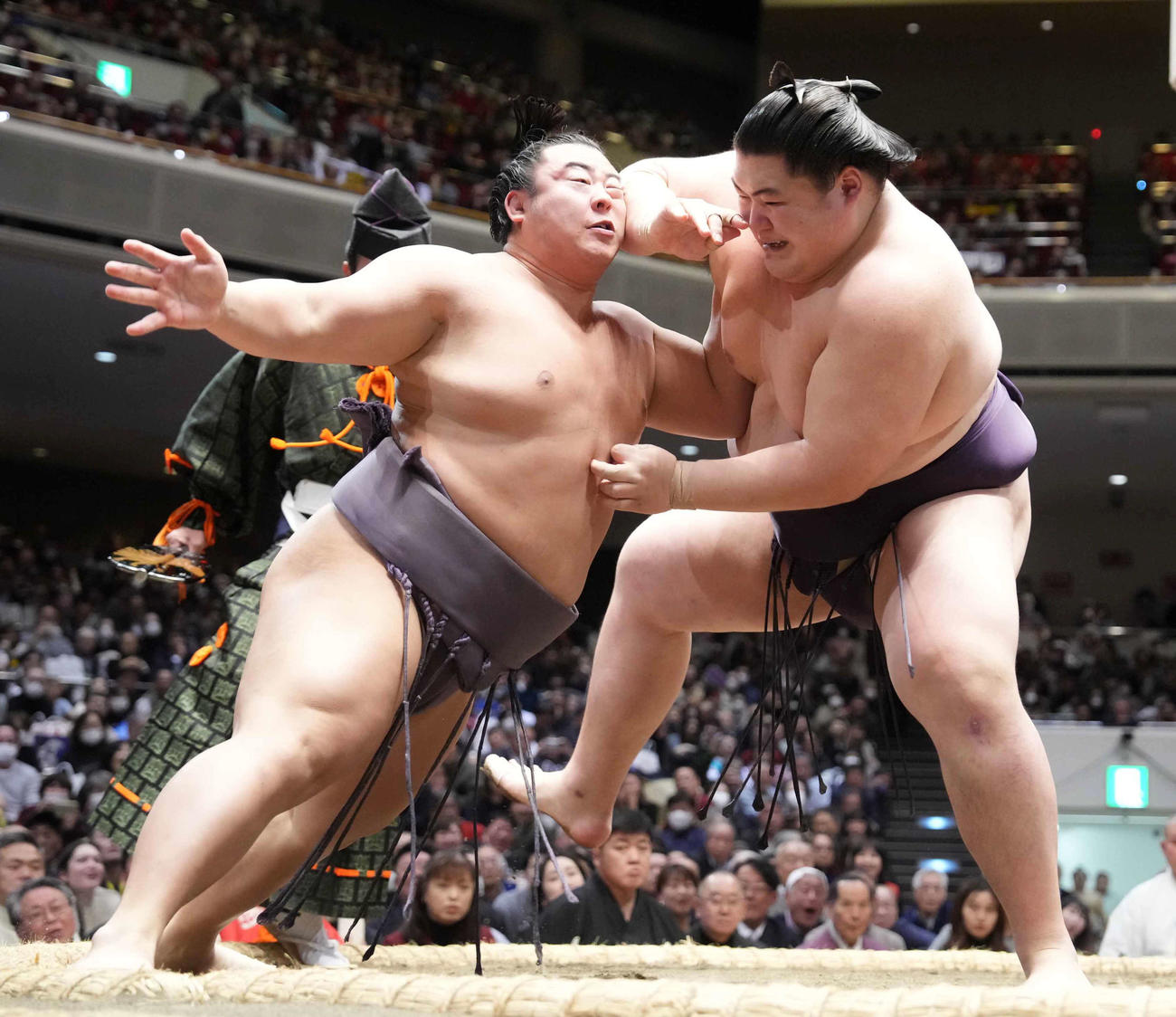 翔猿（左）を土俵際へ攻め込む王鵬（撮影・小沢裕）
