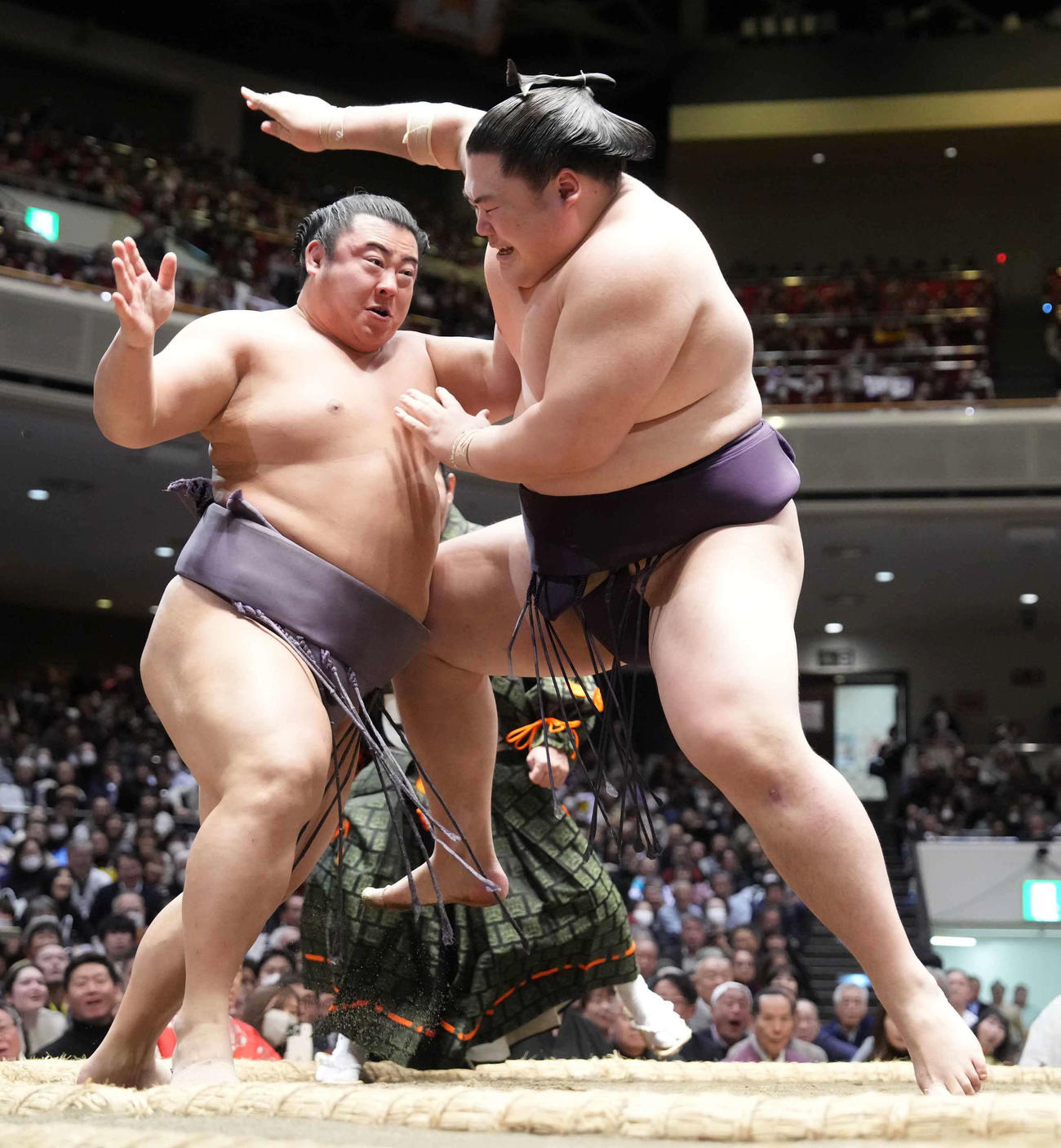 翔猿（左）を土俵際へ攻め込む王鵬（撮影・小沢裕）