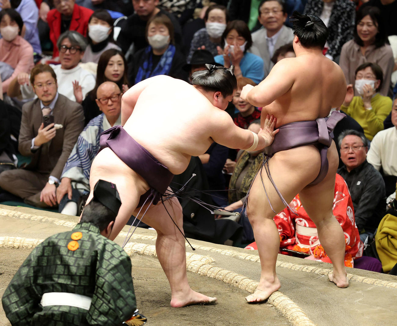 翔猿（右）を押し出しで破る王鵬（撮影・鈴木正人）