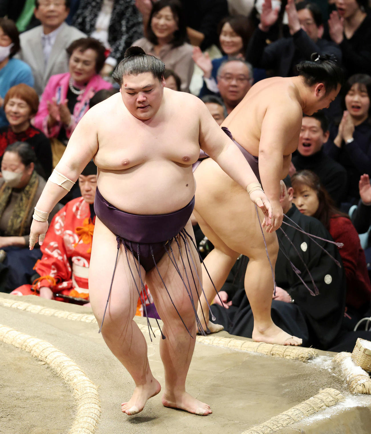 翔猿（右）を押し出しで破った王鵬（撮影・鈴木正人）