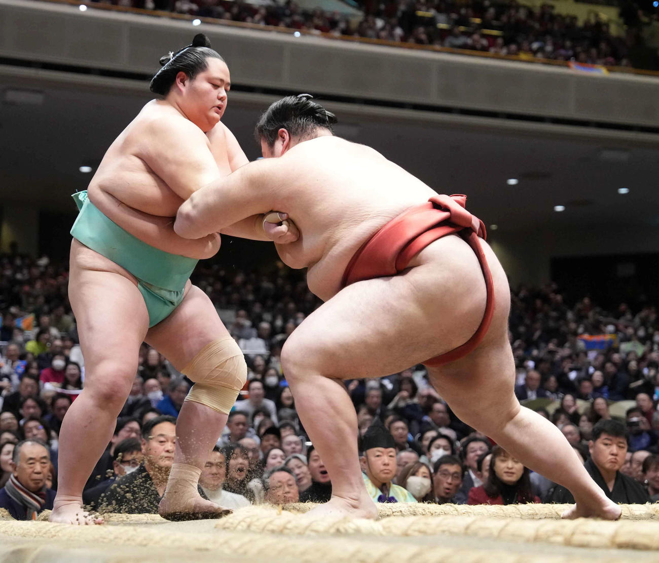 琴桜（左）はやり直しの一番で熱海富士にきめ出しで敗れる（撮影・小沢裕）