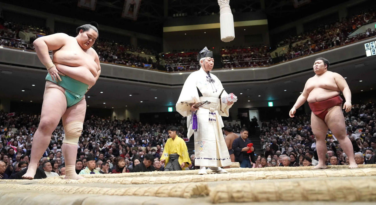 琴桜（左）はやり直しの一番で熱海富士に敗れ5連敗を喫する（撮影・小沢裕）