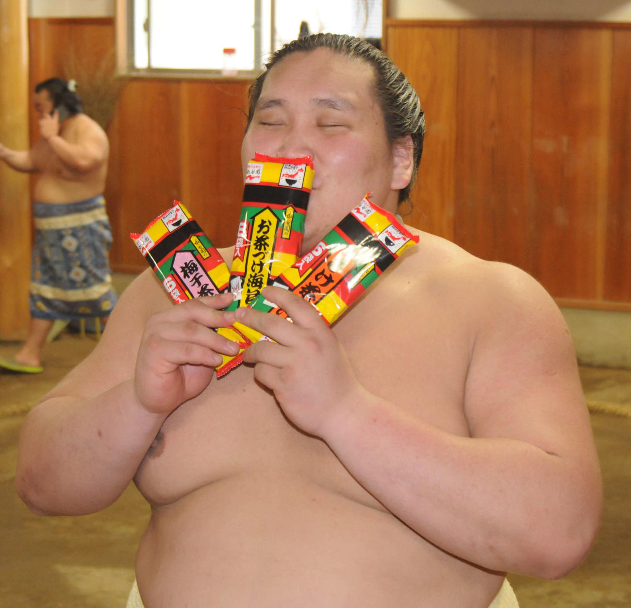 CM契約が決まった永谷園の商品にキスする照ノ富士（2015年5月8日撮影）