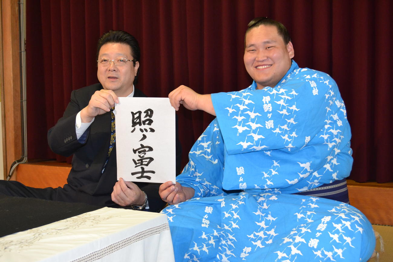 新十両昇進が決まり、しこ名を若三勝から変更した照ノ富士と師匠の伊勢ケ浜親方（2013年7月24日撮影）