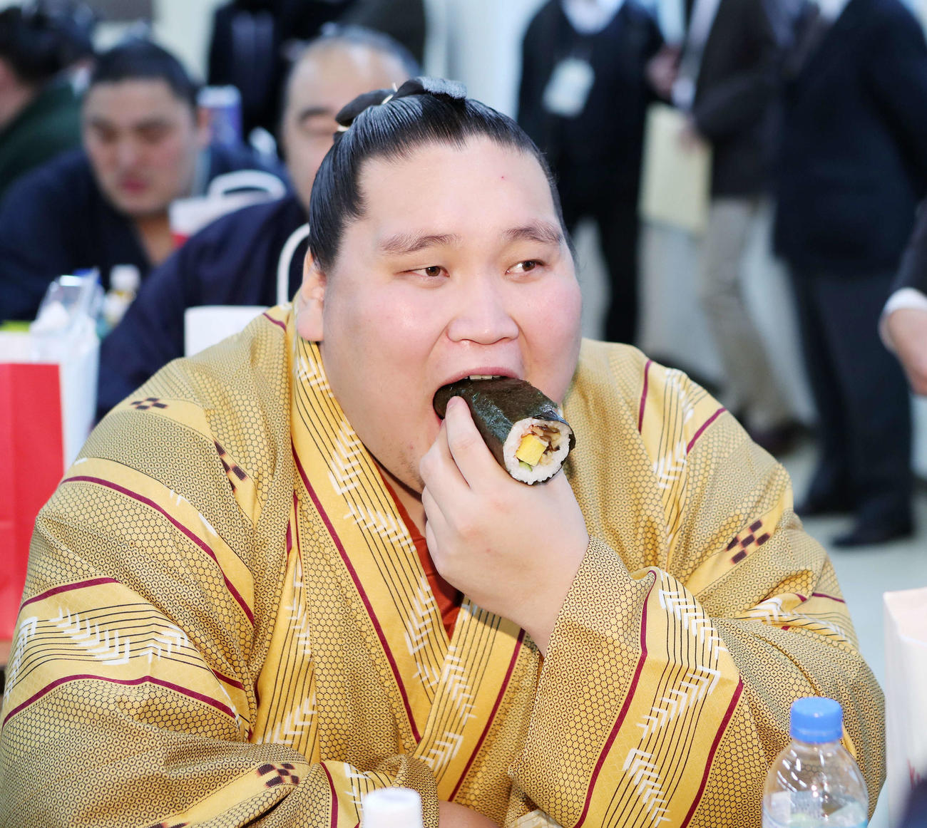 16年12月27日、大相撲力士会で恵方巻きを食べる大関照ノ富士