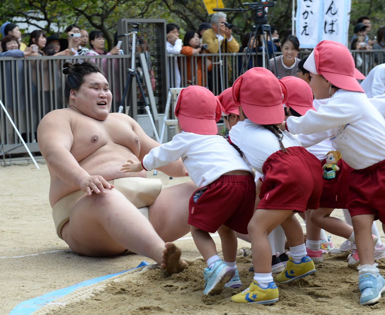 太宰府幼稚園でのイベントで、園児に押し倒される照ノ富士（2015年10月28日撮影）