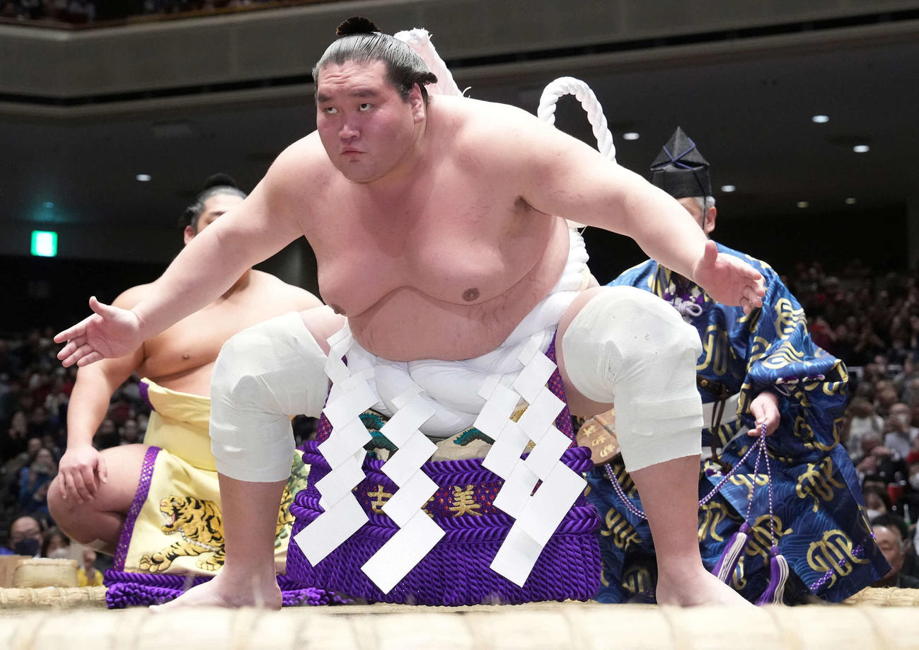 横綱土俵入りに臨む横綱照ノ富士