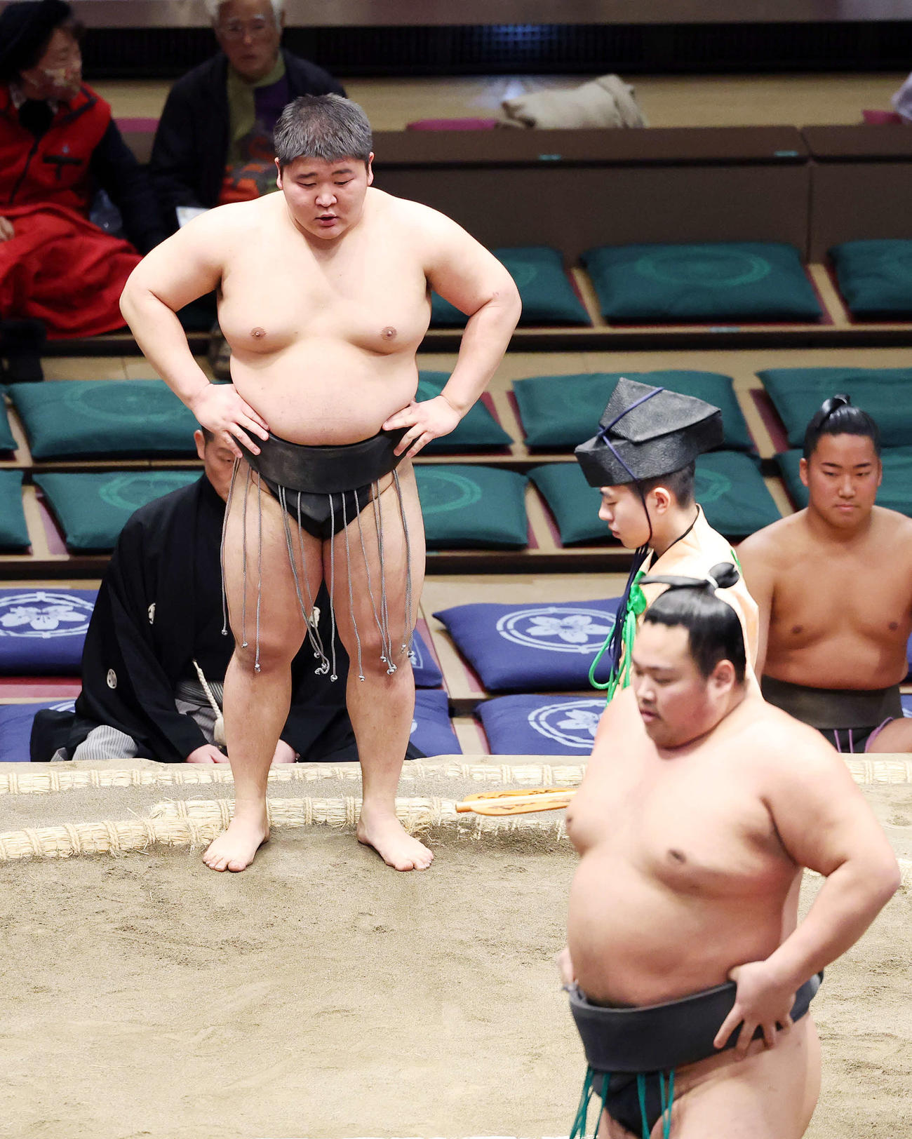 大翔樹（右）を寄り切りで破った碇潟（撮影・鈴木正人）