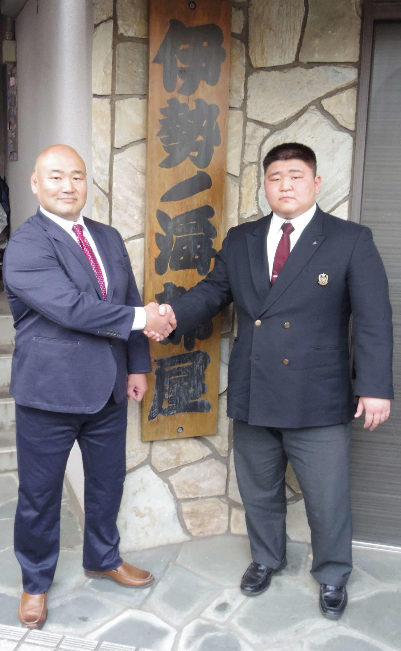 2024年12月、伊勢ノ海部屋に入門した齋藤忠剛（右）と父の甲山親方