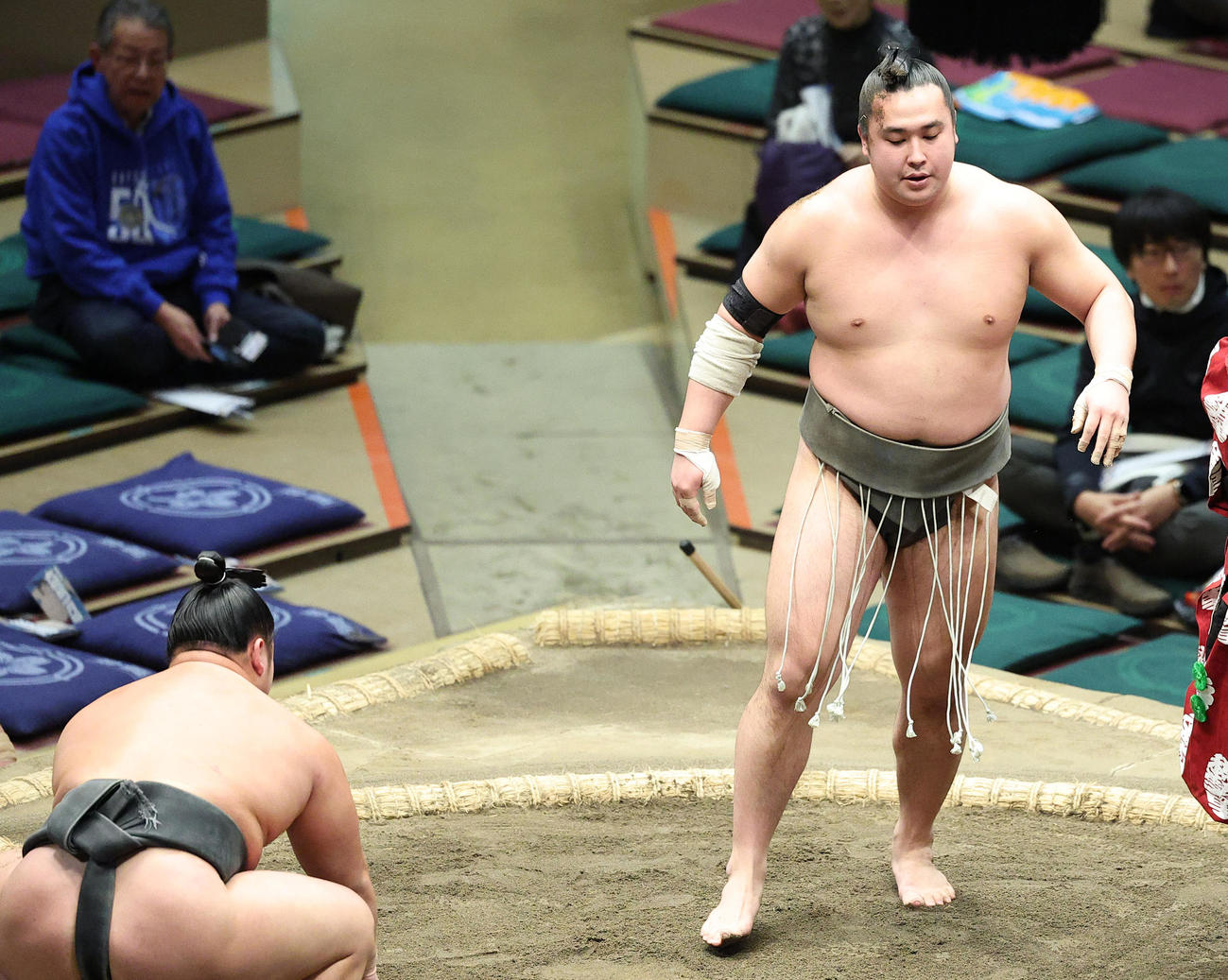 川副（左）を外掛けで破った漣（撮影・中島郁夫）