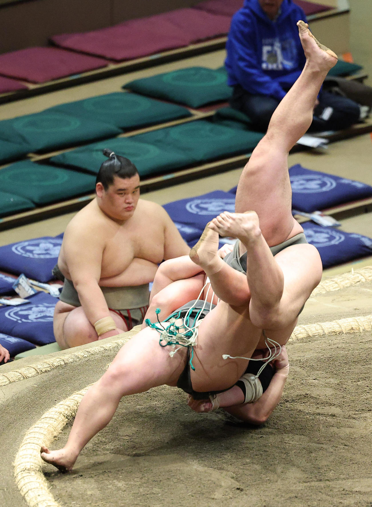 川副（左）を外掛けで破った漣（撮影・中島郁夫）