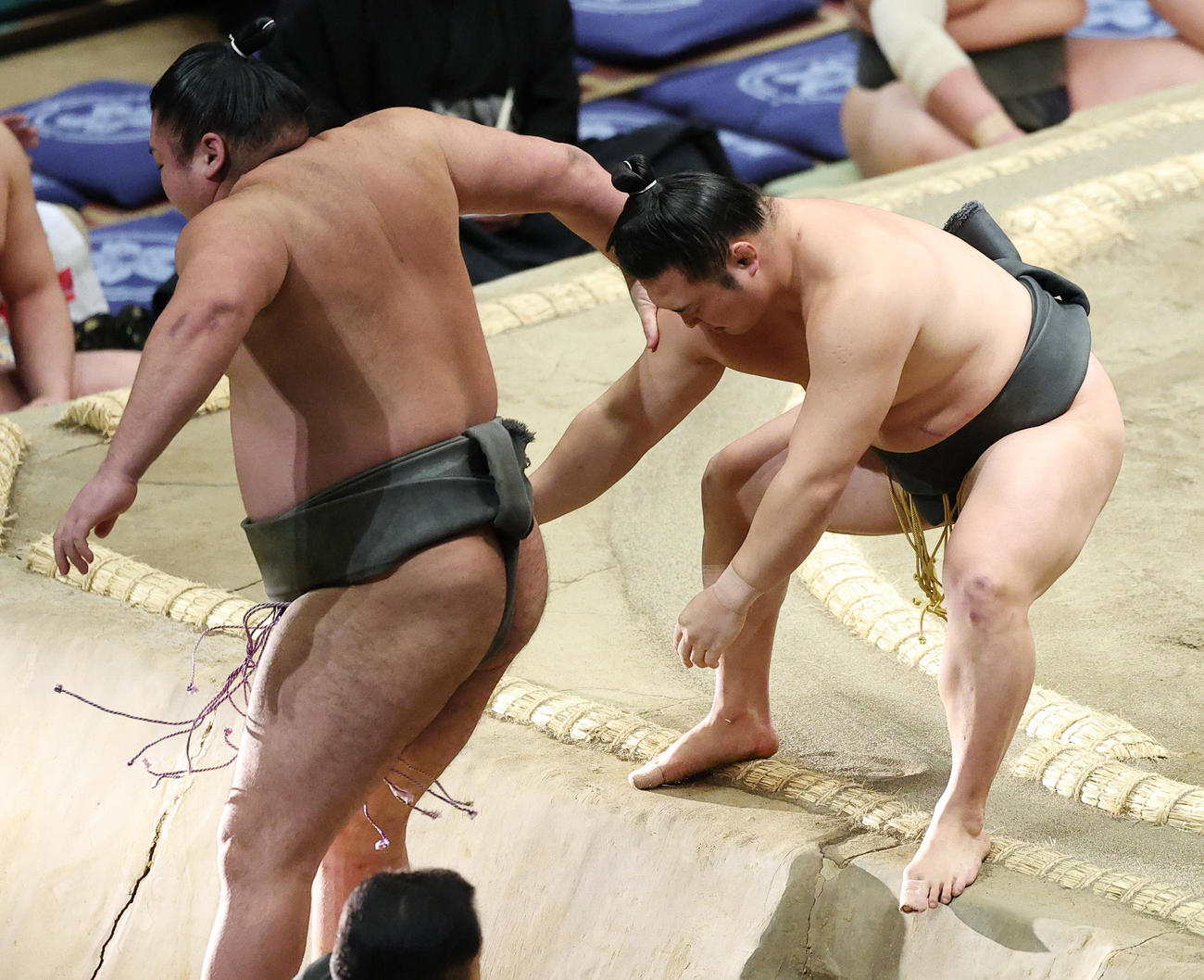 竜勢（左）を送り出しで破る炎鵬（撮影・中島郁夫）