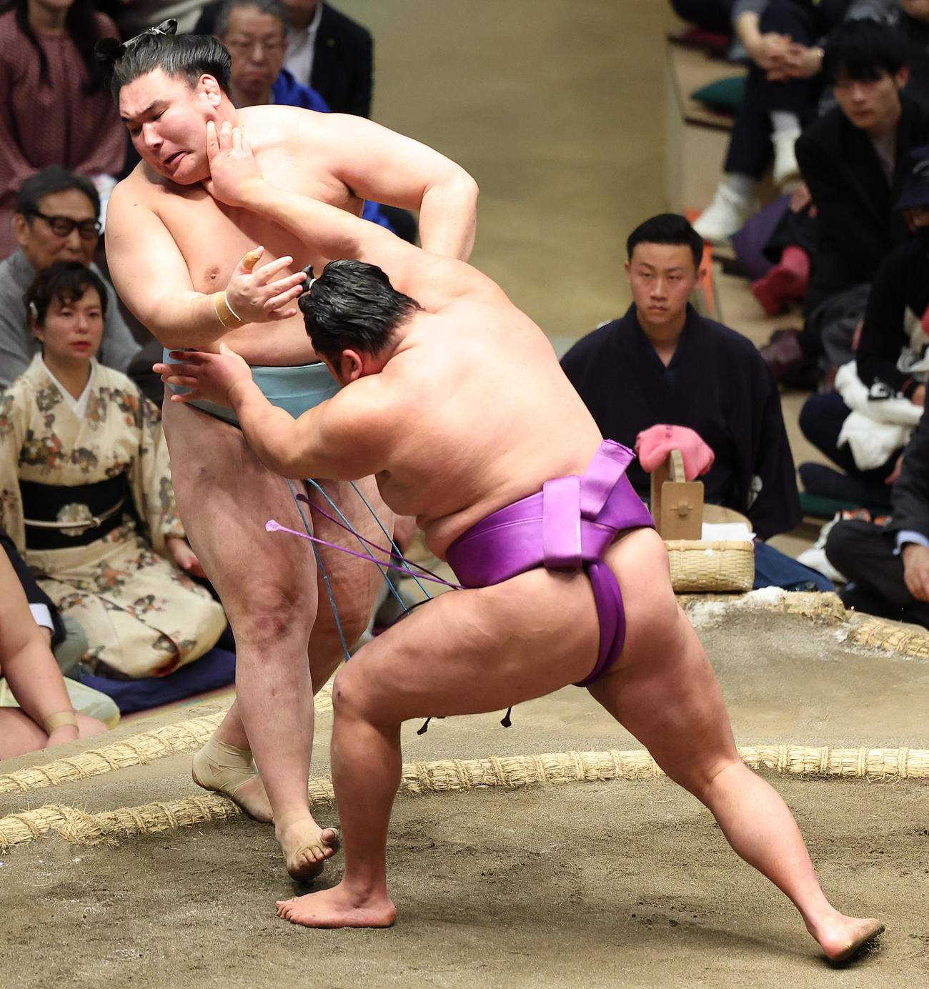 尊富士（右）に押し出される欧勝馬（撮影・中島郁夫）