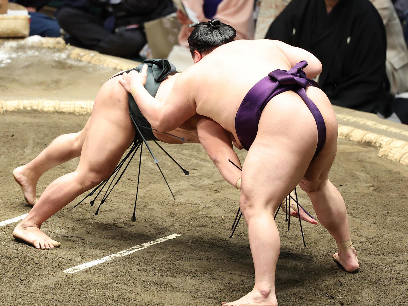 翠富士（左）をはたき込みで破る美ノ海（撮影・中島郁夫）