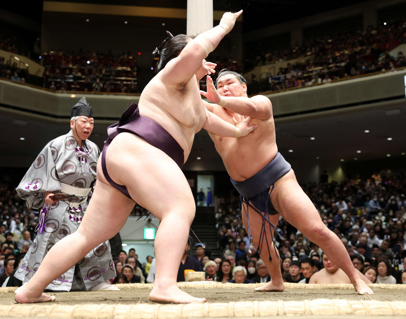 王鵬（左）を攻める豊昇龍（撮影・鈴木正人）