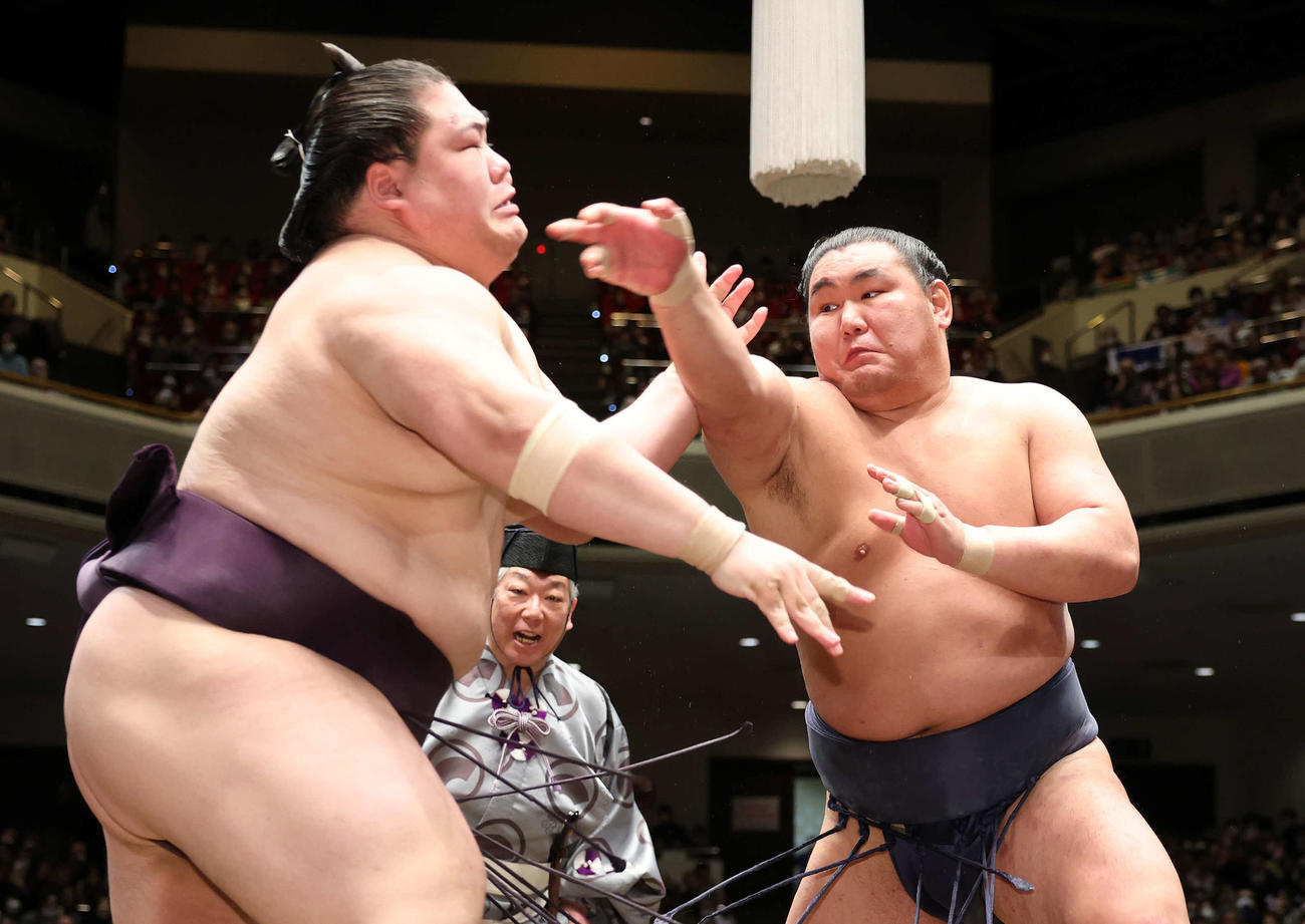 王鵬（左）を攻める豊昇龍（撮影・鈴木正人）