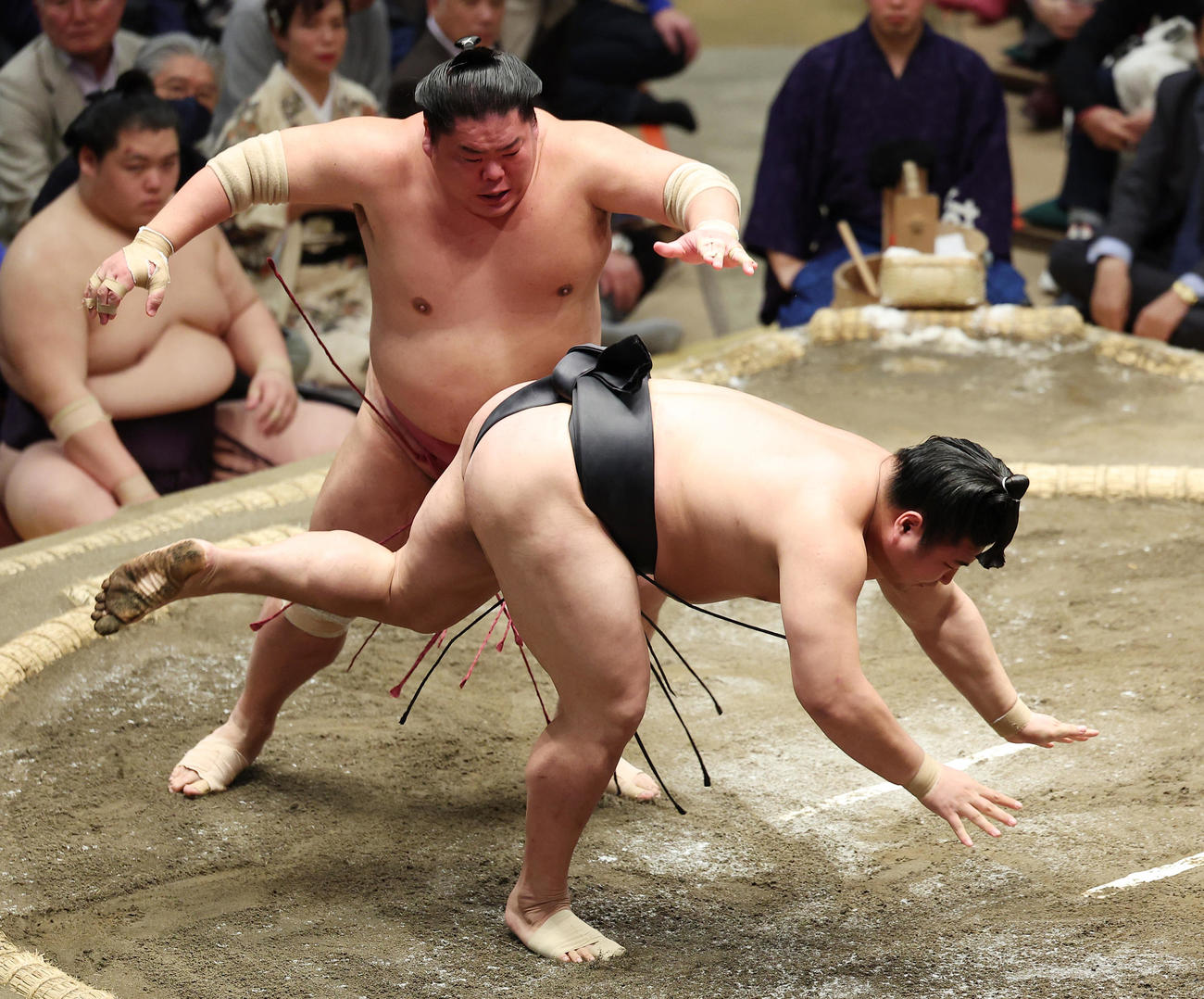 若元春（右）を引き落としで破る大栄翔（撮影・中島郁夫）