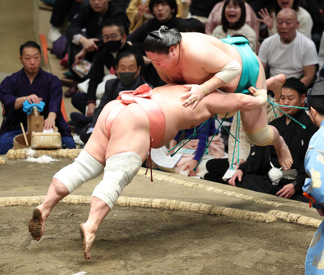 一山本（右）を押し出しで破る宇良（撮影・中島郁夫）