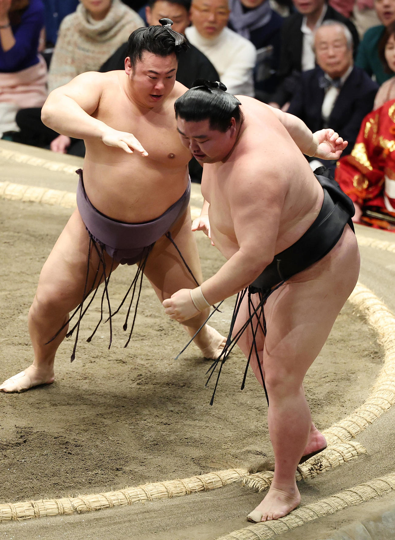 正代（右）を送り出しで破る翔猿（撮影・中島郁夫）