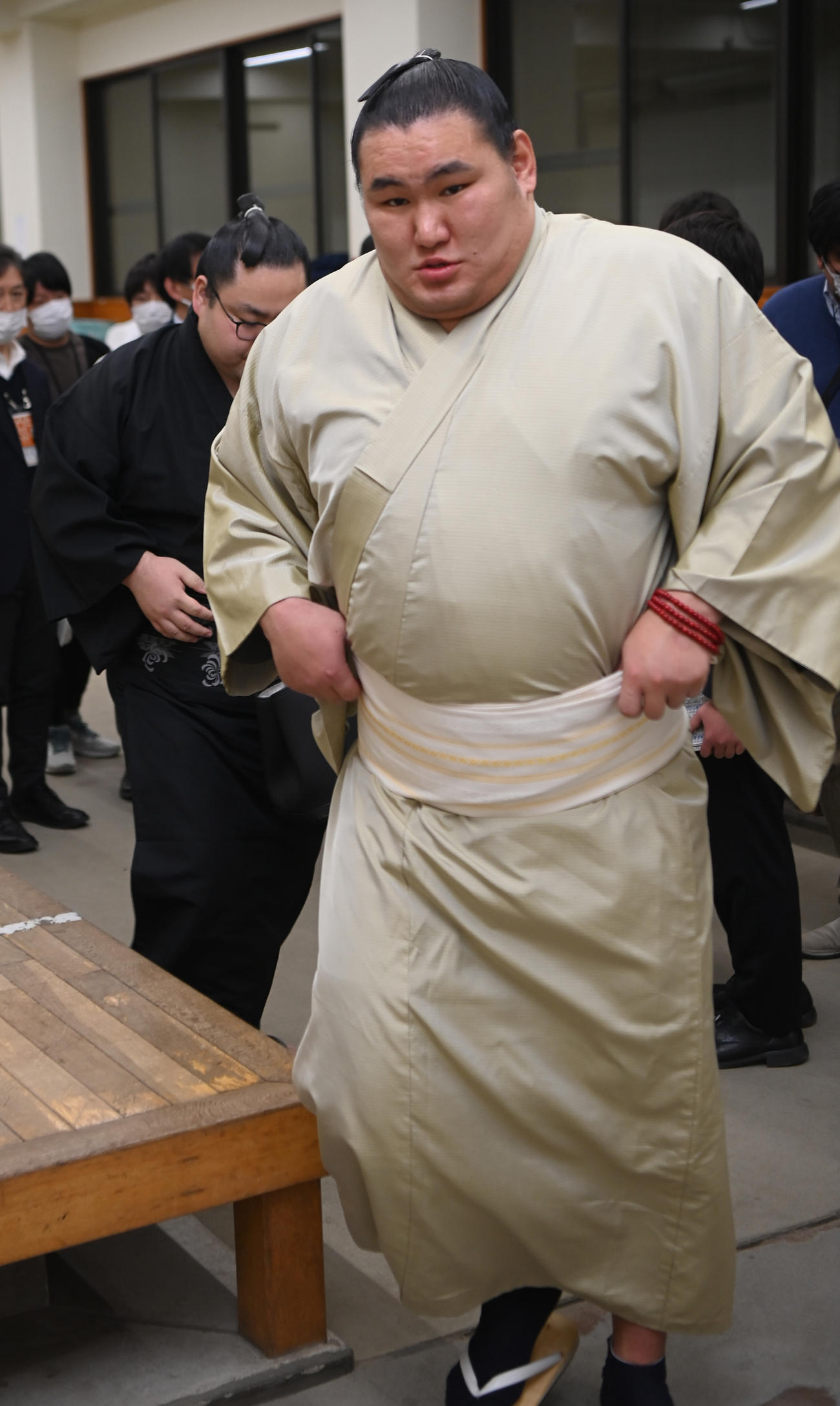 支度部屋を後にする豊昇龍